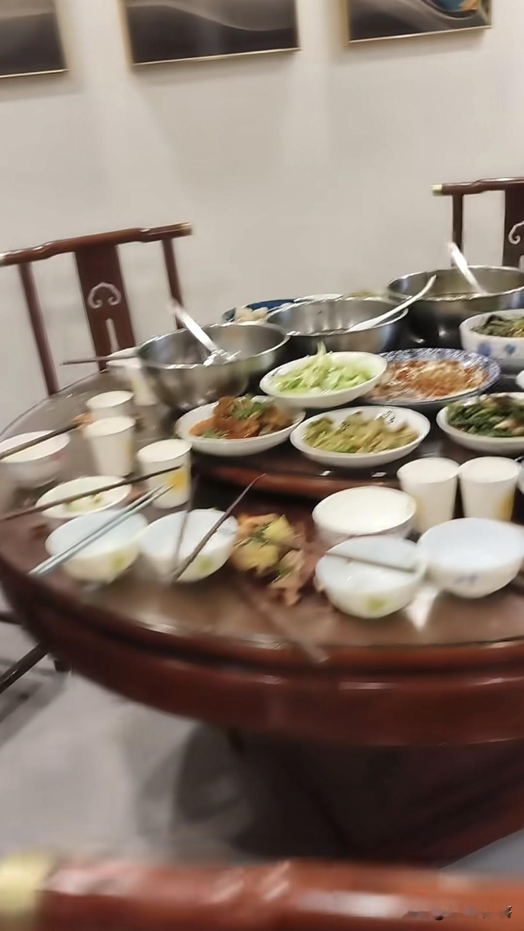 近日一位妈妈拍摄了一段高考后儿子喊同学到家里聚餐的视频引发热议，很多人认为视频中
