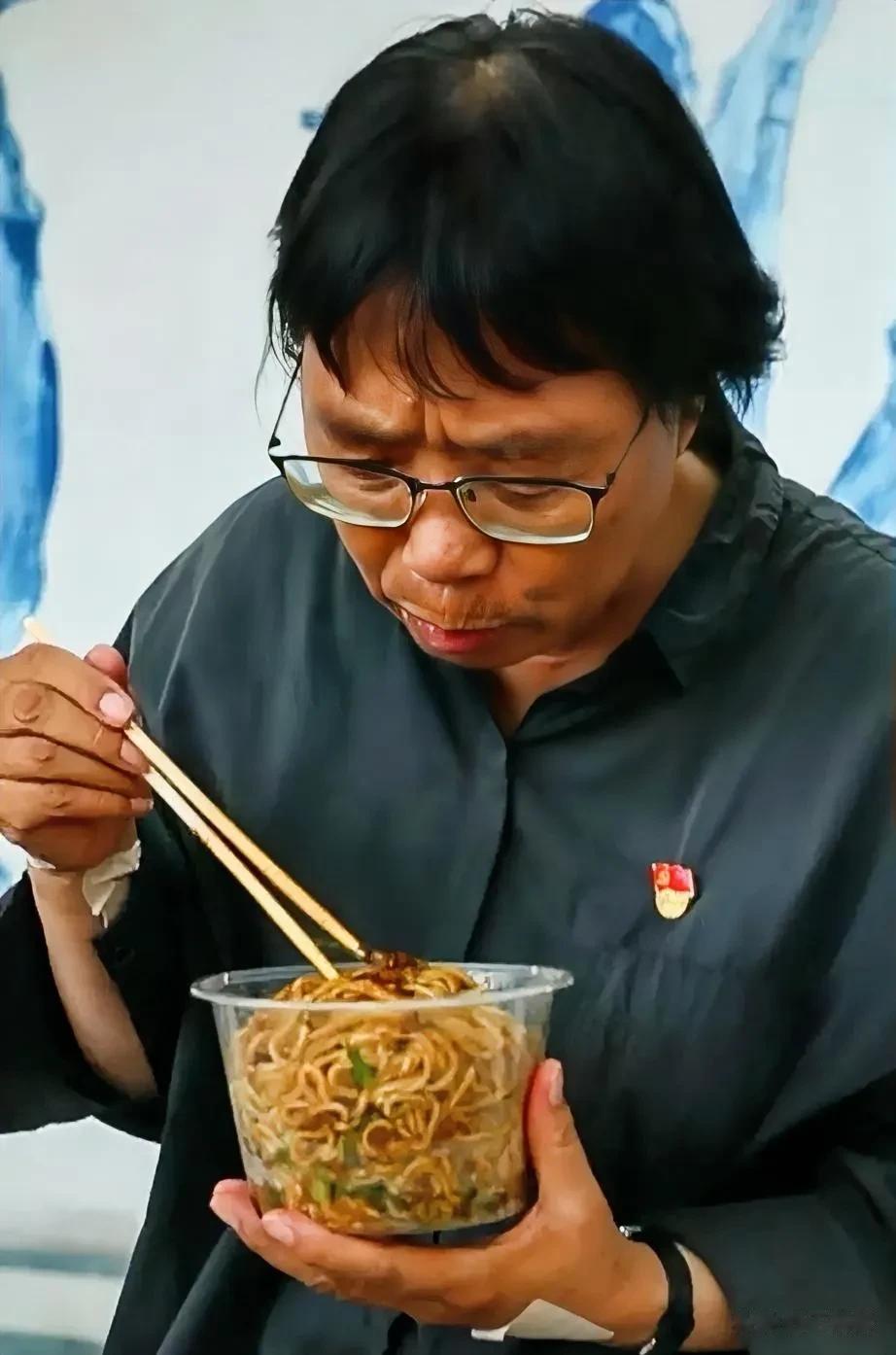 一次高考，中学校长张桂梅站在校门口，默默陪伴着考场内的学生，到了中午，饭都舍不得