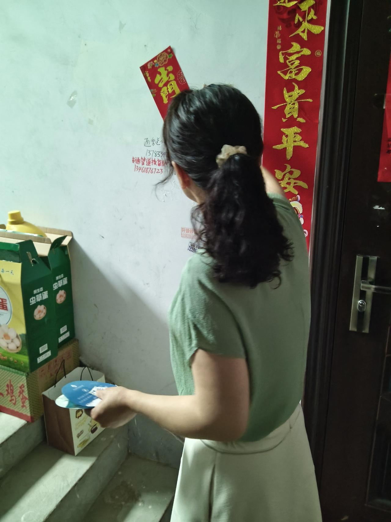 真心话茶局邻居家的事业编去人家小区打扫小广告，这创文也太难了，关键是很难弄，现在