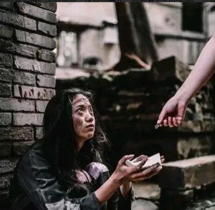 1977年，北京知青谢炳义买了两碗面递给乞丐女子，然而女子却寸步不离的跟着他，他