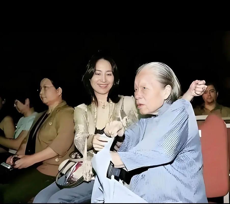 这是何超琼的保姆晶姐，住1.2亿别墅，退休后，每个月工资照发。何超琼小时候是保姆