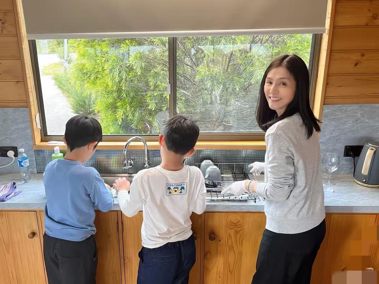 最具电影质感的女神杨采妮原来早已结婚，还育有两个孩子。我一直以为她还是单身呢。5