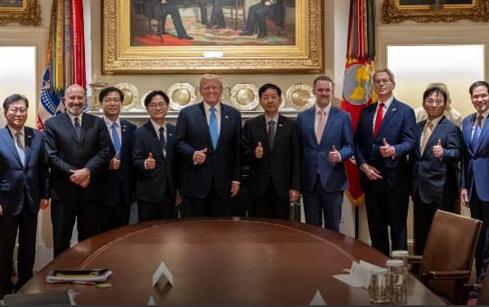特朗普见到韩国代表团，开口第一句先问“金正恩近来可好”，让韩国人当场傻眼！

前