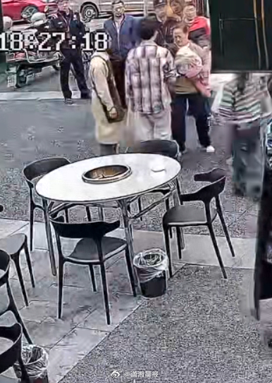 【#女童被异物卡喉女店主冲出急救#，#女店主救喉咙被卡女童事后手都在抖#，但又觉