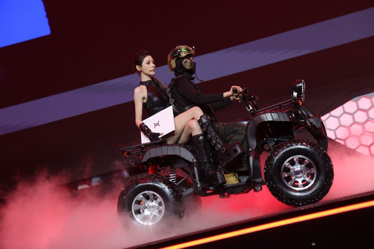 张予曦和荣耀闪电百米赛跑张予曦和闪电机器人一起赛跑，你们是不是只关注张予曦，我是