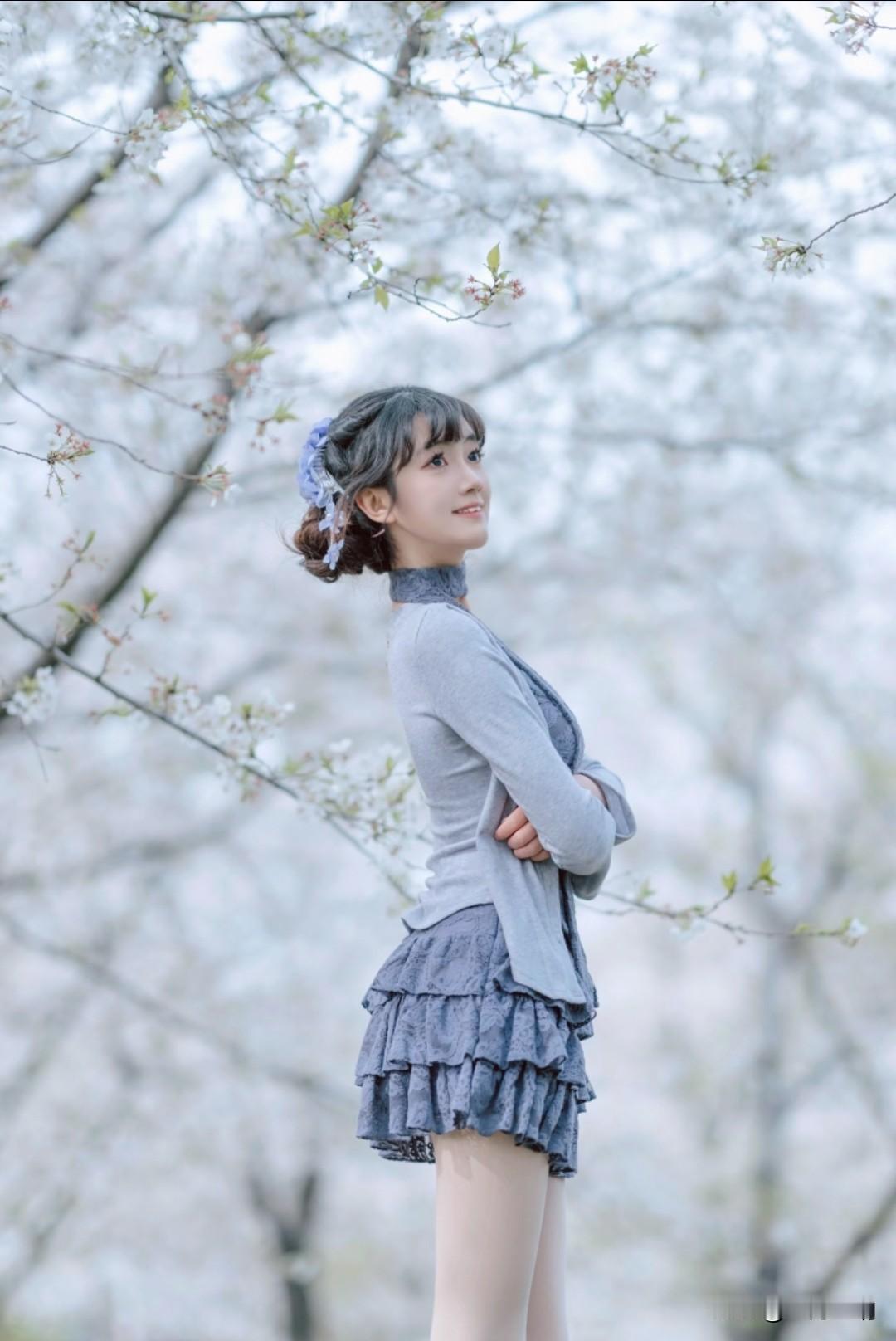 樱花树下的一眼心动！这笑容，比春天的阳光还治愈✨
