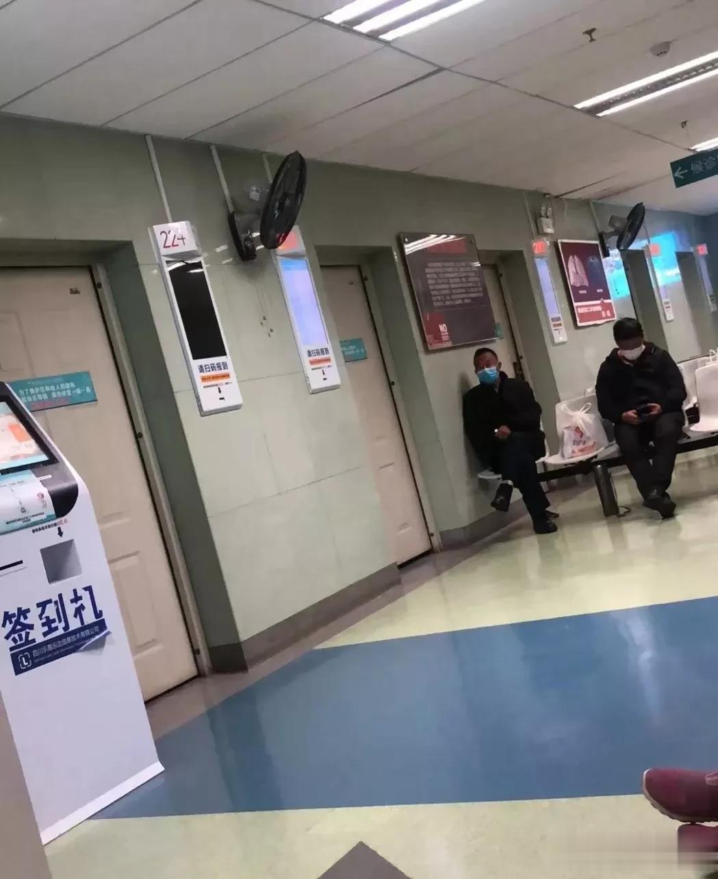 去医院看病，大家遇到过这个崩溃现象吗？
我上周去一家三级甲等的公立医院看病，足足