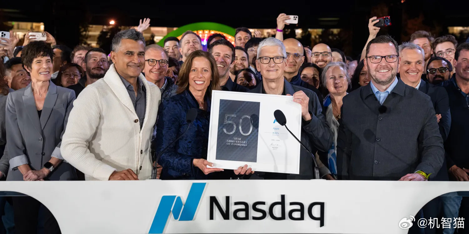 为了庆祝苹果公司成立 50 周年，纳斯达克今天把开市敲钟仪式搬到了苹果园区 