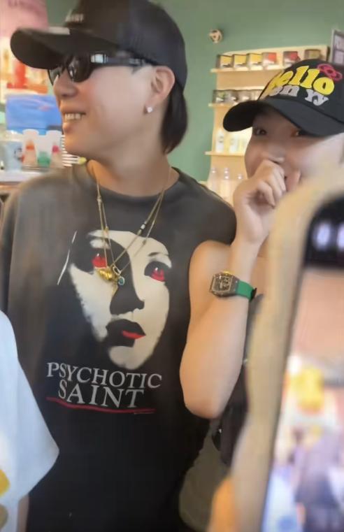 原来易梦玲跟胡彦斌在一起是真的

近日，有网友在机场偶遇胡彦斌易梦玲在商场逛街，