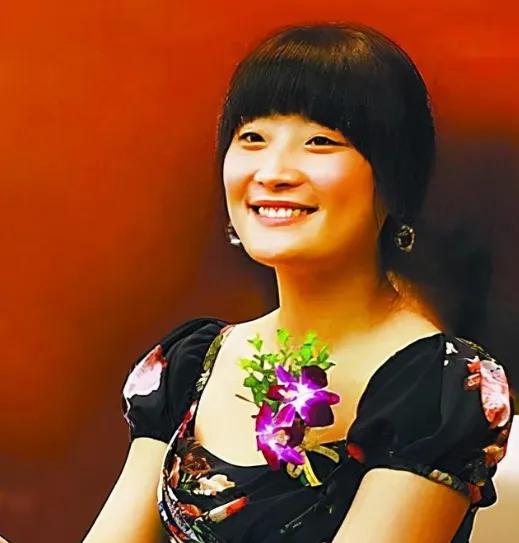 有人说，宗馥莉那么有钱，她咋不整容成流行的锥子脸。宗馥莉长相挺有辨识度的，或许这