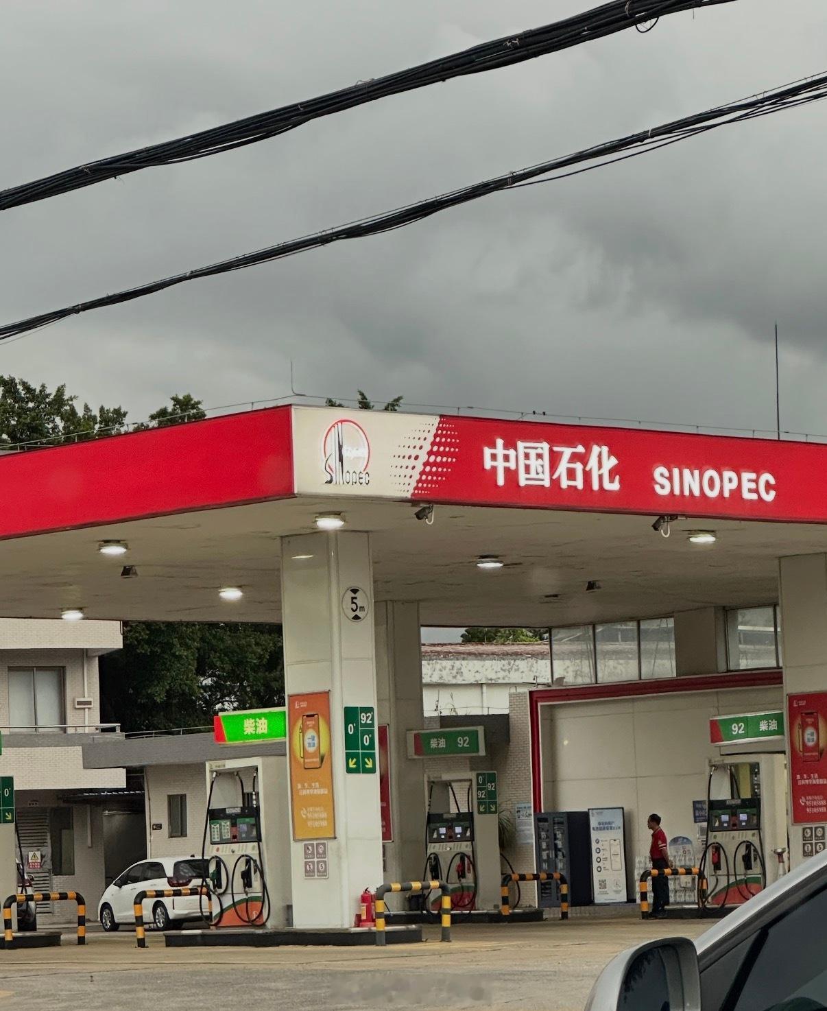 金价油价全涨了怎么金价油价又要涨了，我一直等着几天后油价跌去加油呢…这一涨，加满