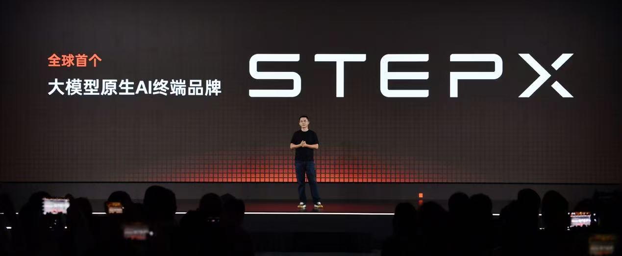 【阶跃发布大模型原生AI终端品牌STEPX及Step AOS】7月13日，阶跃星