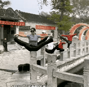 公园里的惊人一幕，说不上来什么感觉，也说不清楚到底是美还是丑。
水泥石桩上坐着6