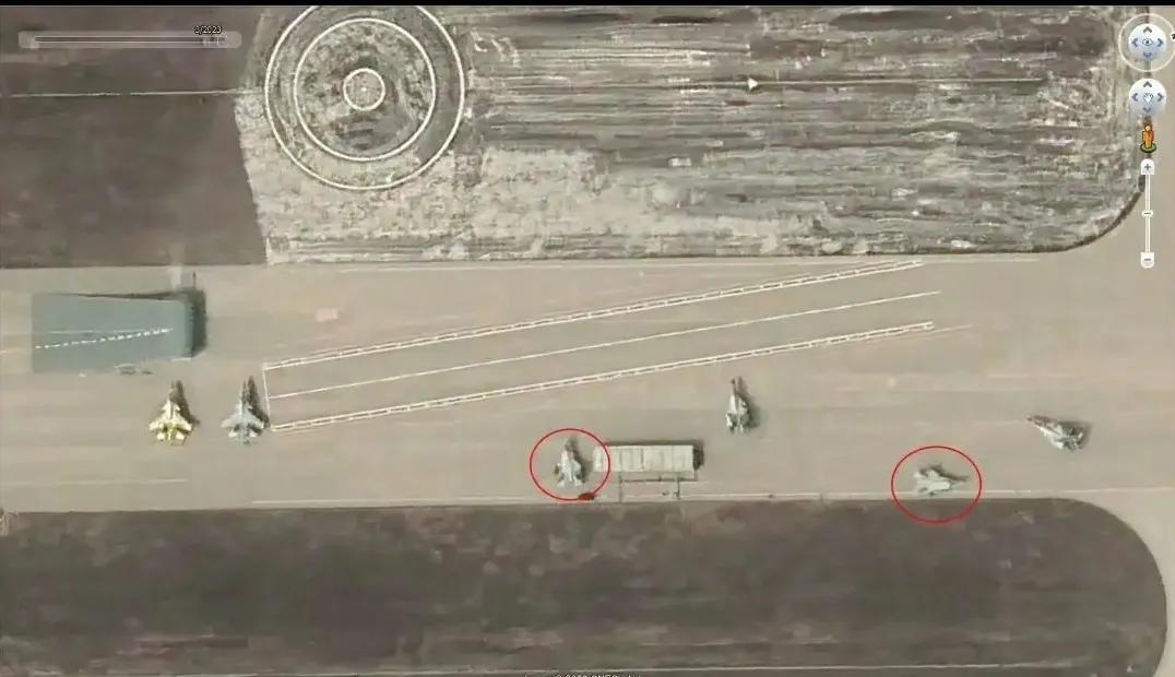 福建舰舰载机歼35开始在地面进行密集试飞。根据美国卫星地图拍摄到的画面，在我国境