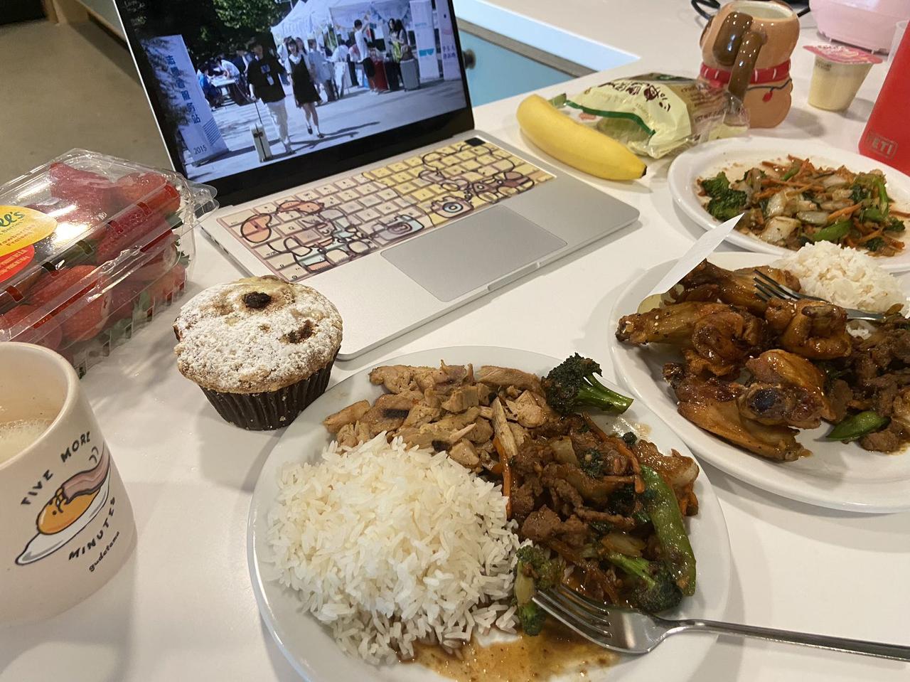 很多人学英语，一上来就纠结：
到底是该多听，还是多读？
其实都不对。

真正拉开