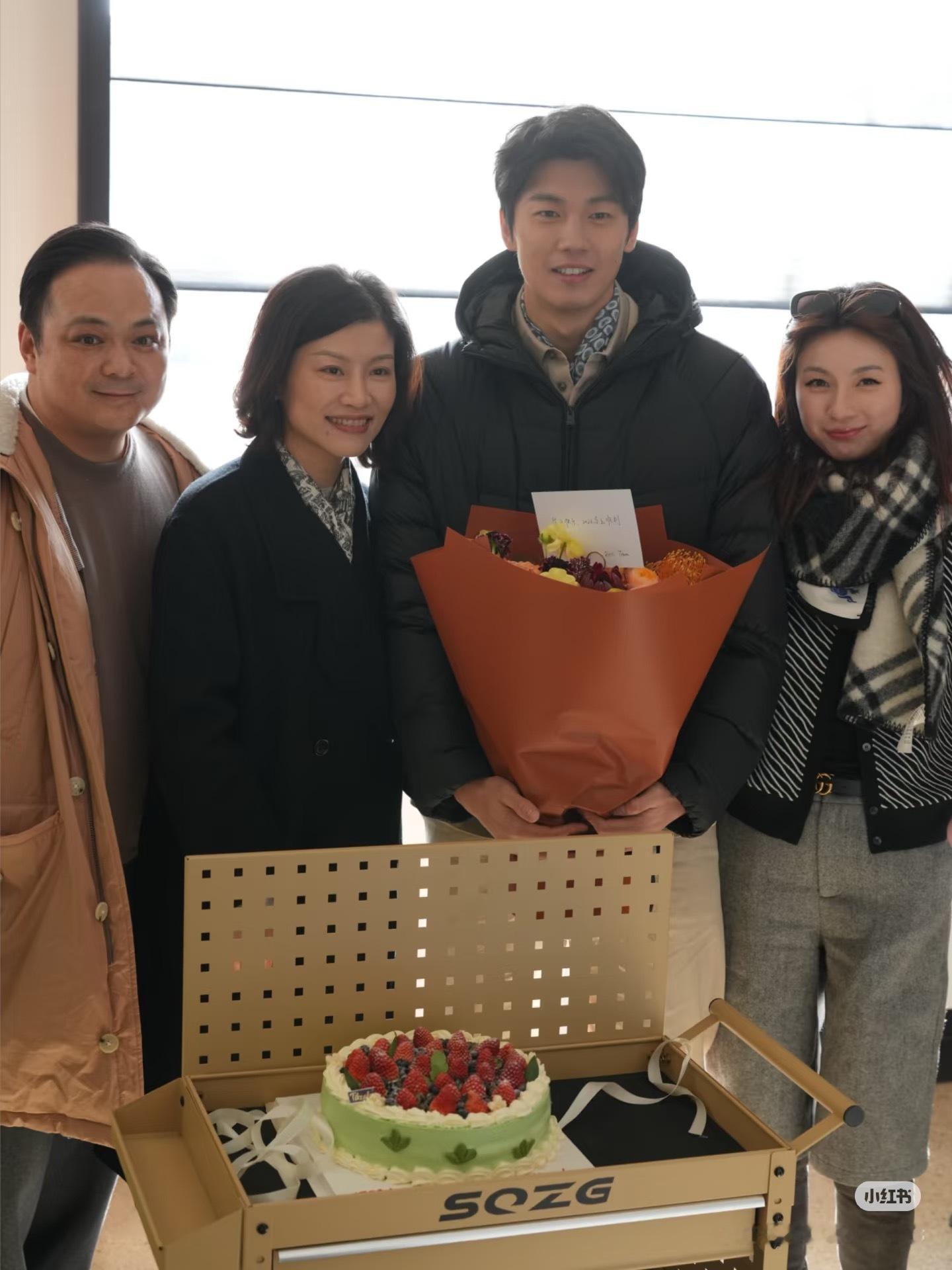 写着“生日快乐，2026马上顺利”+最新的黑羽绒🤔应该就是这两天的 