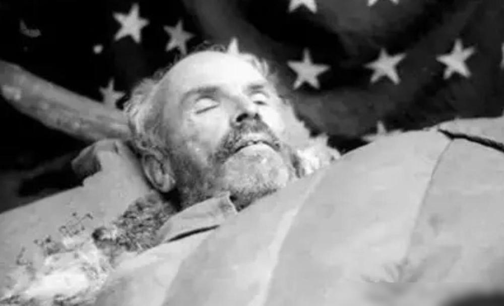 别再把白求恩当成课本上那个干巴巴的圣母了，这哥们儿分明是顶级大牛空降新手村，用满