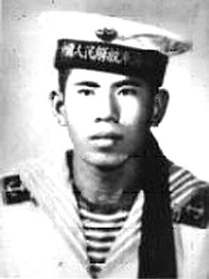 1958年金门炮战，我军炮位上一战士全身冒着烈火，却仍然咬着牙转动炮身向敌人开炮