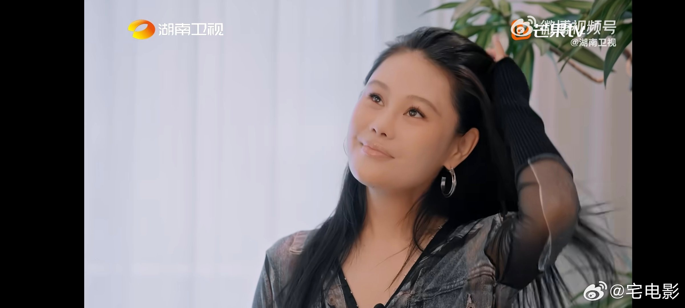 袁娅维[超话]方大同送给袁娅维最后的礼物是唱片湖南卫视背后袁娅维家中的黑胶唱片，