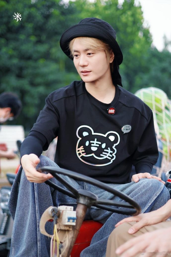 陆虎买西瓜助力家乡瓜农 看到家乡西瓜滞销，陆虎自己掏钱采购了很多西瓜，发给路过的