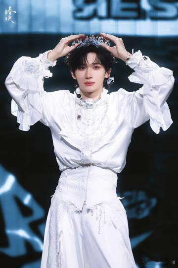 余宇涵05后的隐藏浪漫 不同于以往的表白，余宇涵用音乐诉说内心的情感，以狂热与温