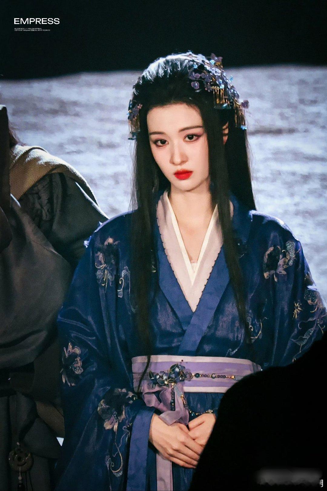 易军目前正在拍陈哲远和王楚然主演的《浮生》，路透之前王楚然的好几个造型都很雷霆，