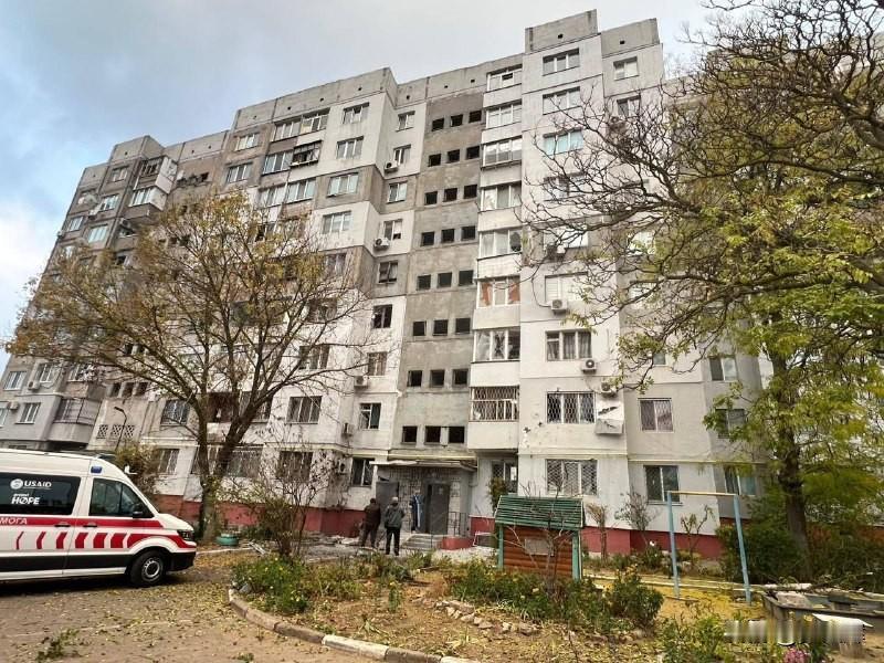 10月24日，乌克兰赫尔松州军事行政当局称，今日清晨，俄罗斯对赫尔松的平民发动袭