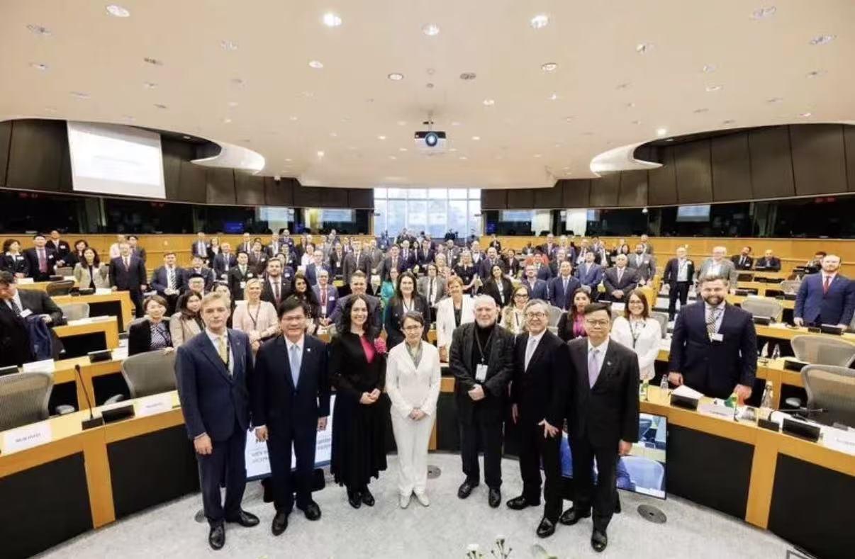 欧洲议会不去指责特朗普抢格陵兰，21日却通过决议文“谴责”中国去年以“海峡雷霆-