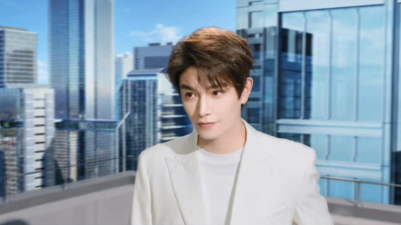 丁禹兮全白少年感造型 新代言大片氛围感拉满！一袭全白造型简约纯粹，清隽挺拔的身形