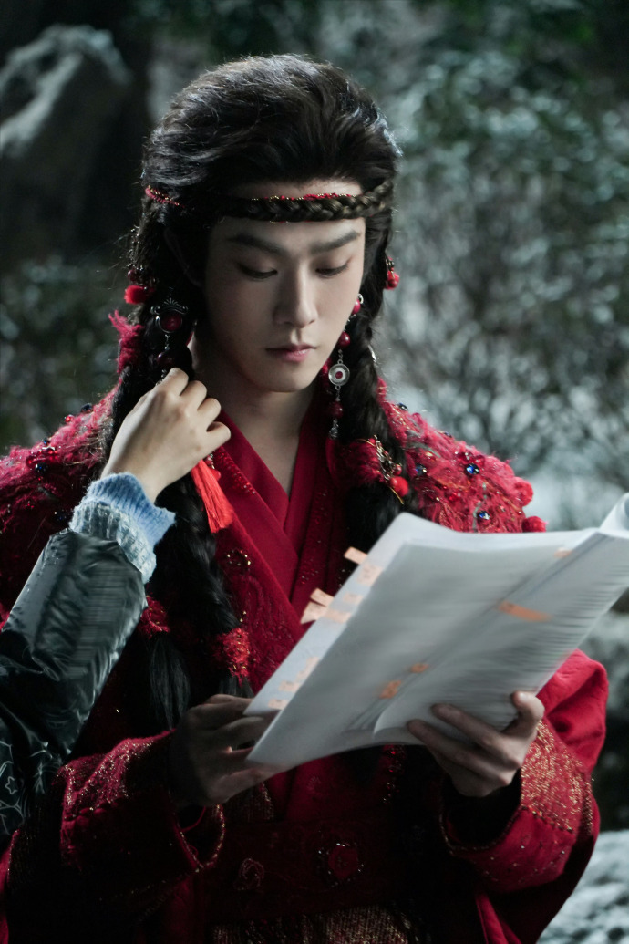 田嘉瑞开播首周涨粉33.4万《月鳞绮纪》开播首周直接杀穿赛道！谁还没被田嘉瑞饰演