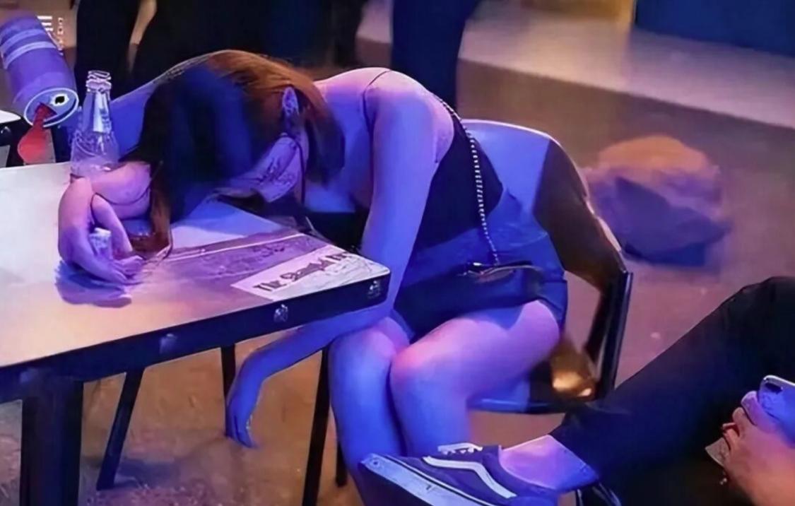 真的防不胜防！吉林长春一男子，见聚餐女子醉酒失去意识，竟假扮饭店工作人员，骗走女