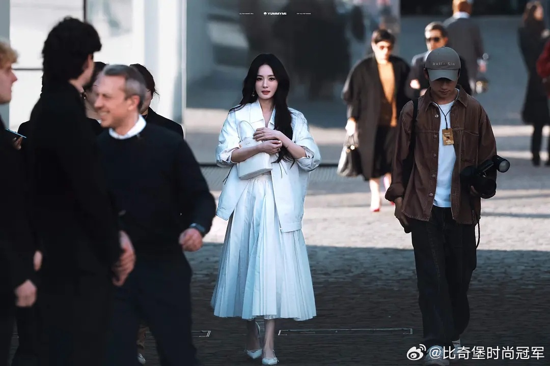 在人群里一眼万年，杨幂这都是五五分的话，真正的五五分怎么活！ 