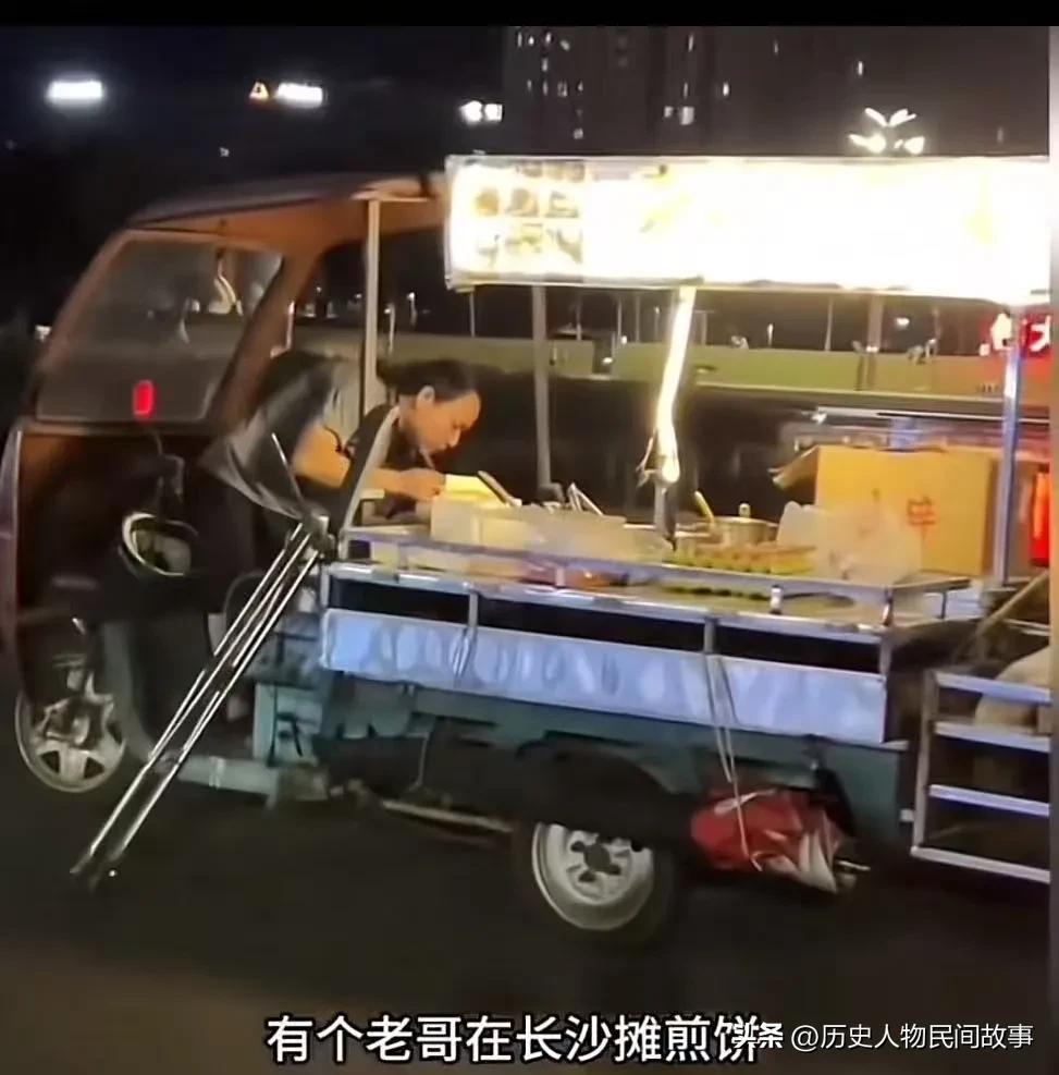 我完全懂你说的这种感觉——真的一边尬得抠脚，一边又忍不住刷两下，看完还特别空虚。