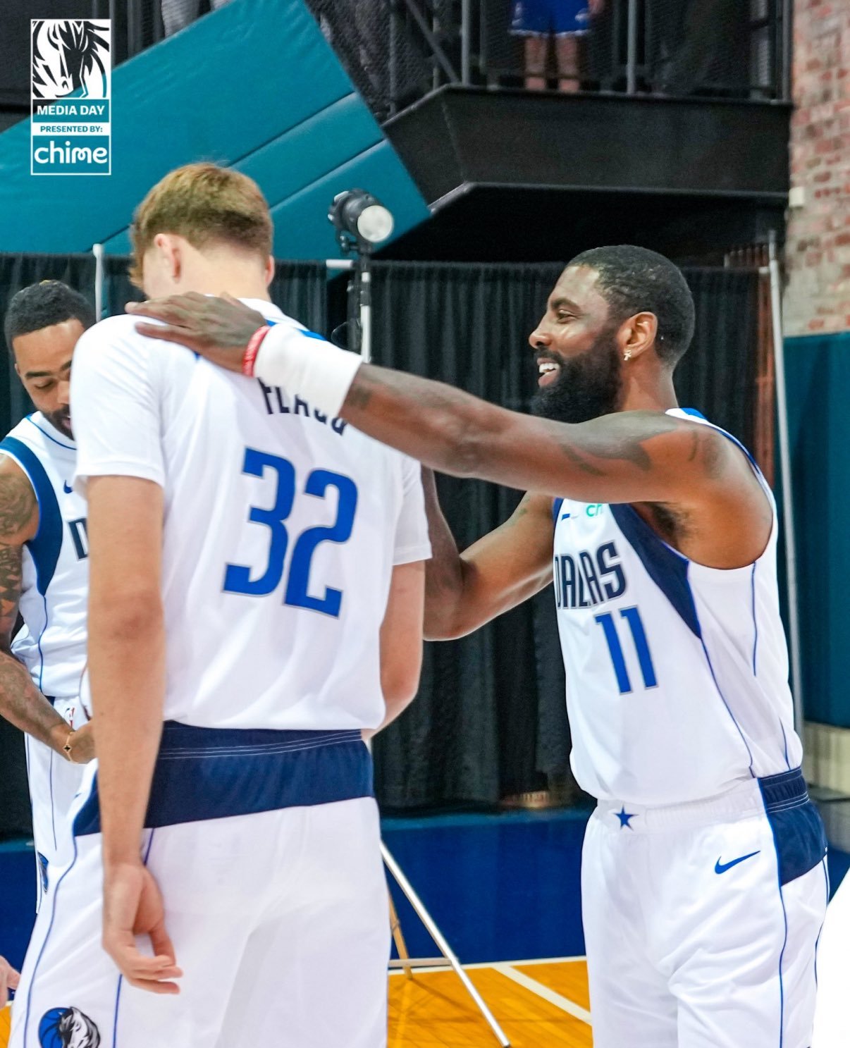 Shams：独行侠队无意交易凯里-欧文，他们认为欧文能长期与库珀-弗拉格形成良好