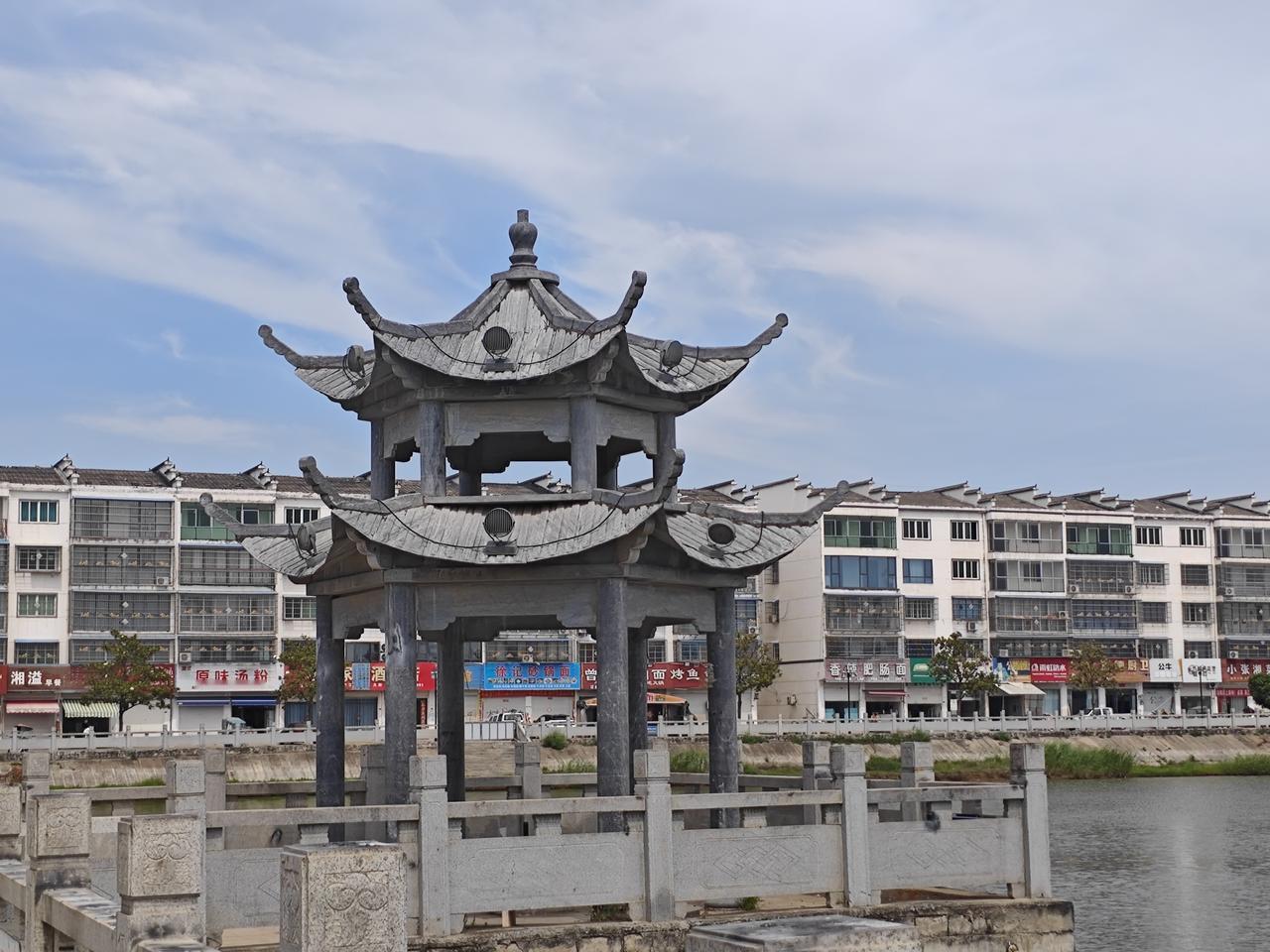 教育最大的笑话：
负责任的老师拼命往前带，
不想学的孩子在原地摆烂！
 
手机比