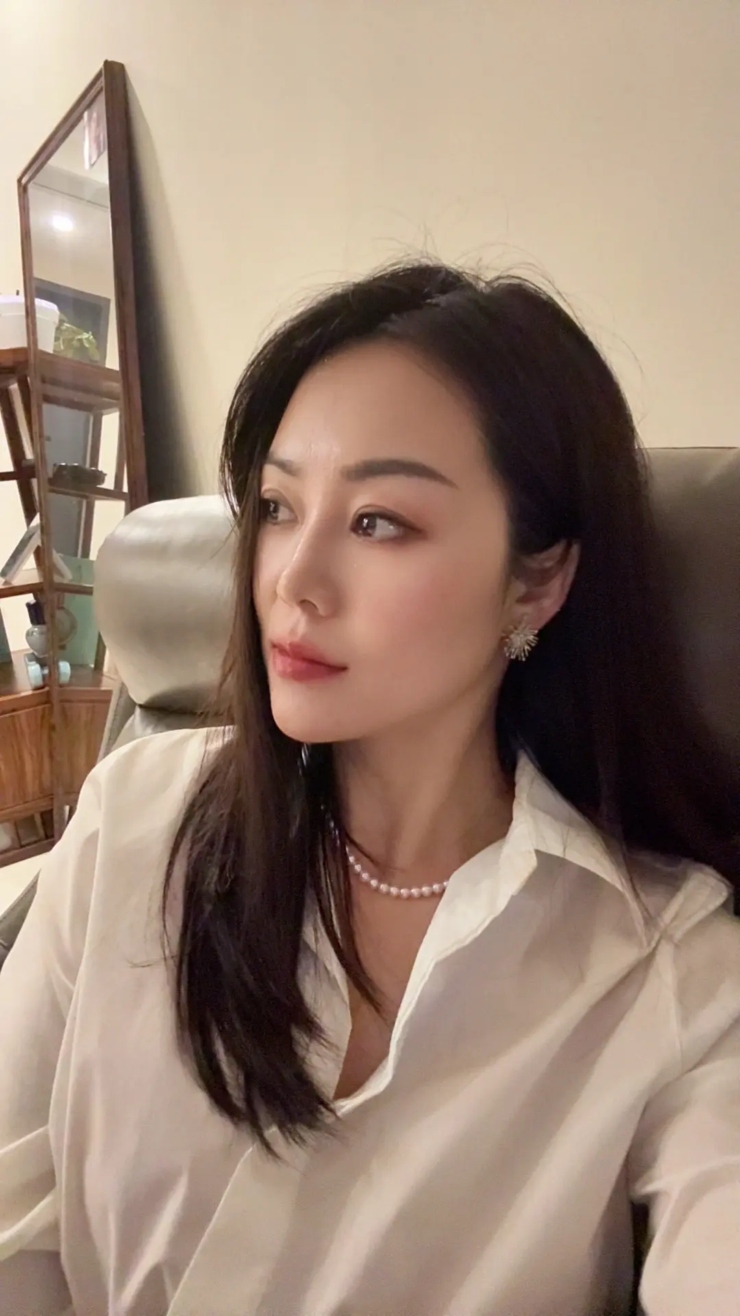 “赚钱的日子没有爱 有爱的日子没有钱 江湖从来都是只问路不问心”