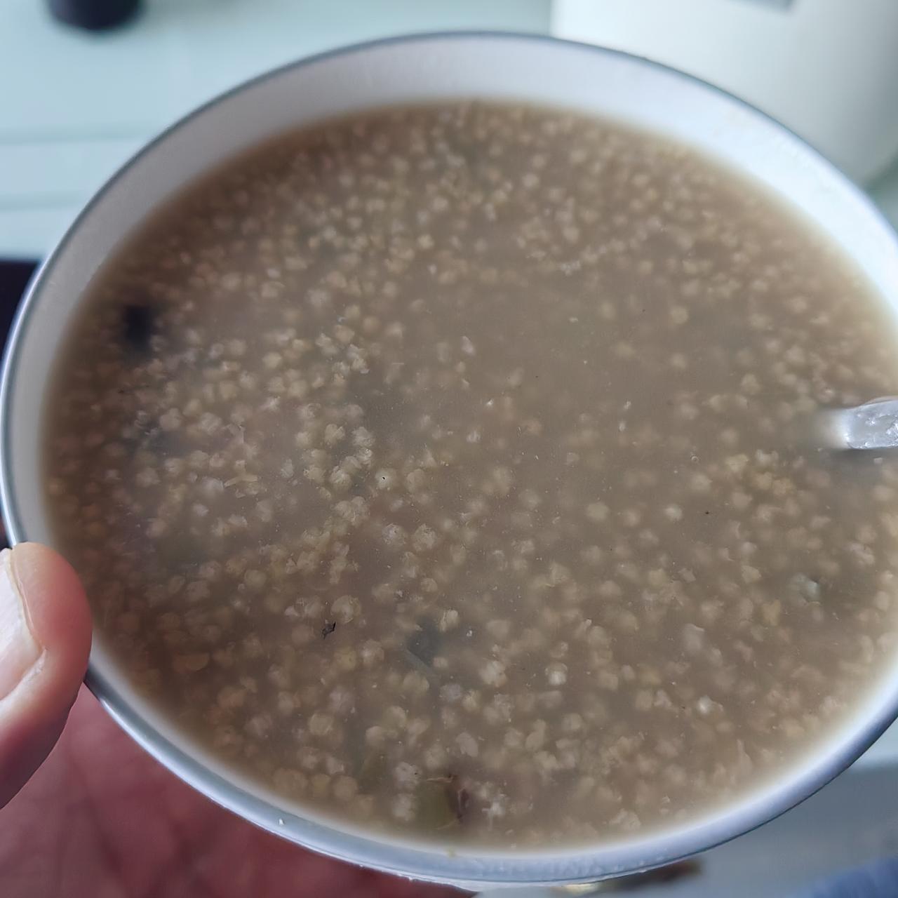 《素食斋》第98天
今天早上秤一秤，
感恩素食还不错。
坚持九十八天整，
已经减