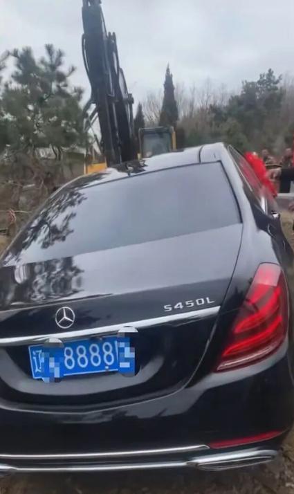 辽宁一8888号牌奔驰车，疑被当陪葬品下葬，当地回应
4月9日，辽宁辽阳一场疑似