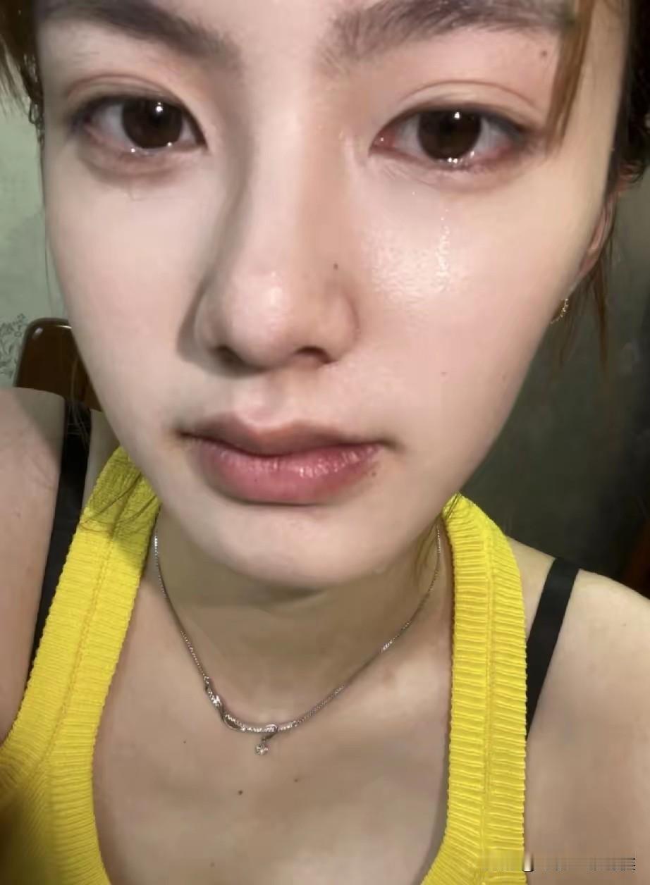 何进的女儿长得很漂亮，上大一。
最近学校有两个男生，是两个富二代，为了她约架，最