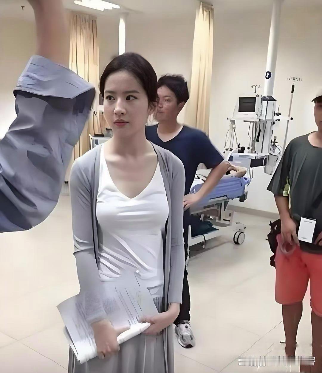 刘亦菲卸妆后依旧惊艳！女神私下超爱素颜，出门基本都是纯素颜状态，这颜值简直太抗打