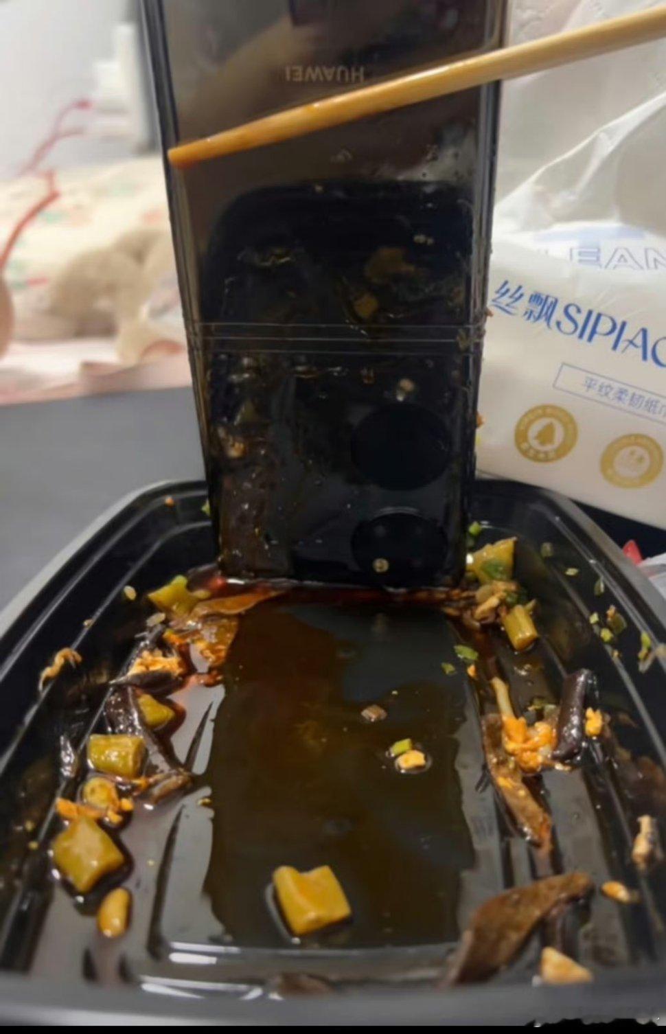 网友外卖里吃出手机香港食客点海南鸡饭外卖，竟从碗底捞出油淋淋的手机，更离谱的是手