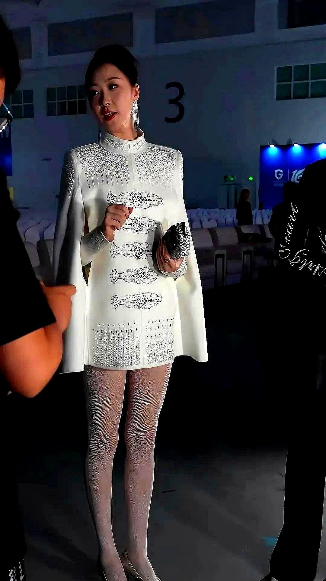 一个拍照姿势，竟有5000万阅读量？

我看着这个叫李沅桐的姐姐，她把那些难驾驭