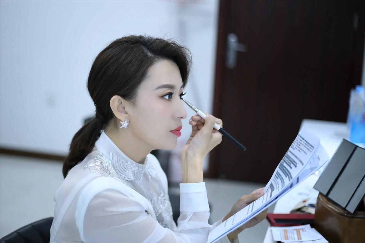 央视女主持人们的办公室拍照，原来私下与普通打工族并没多大区别啊！

照片中，央视