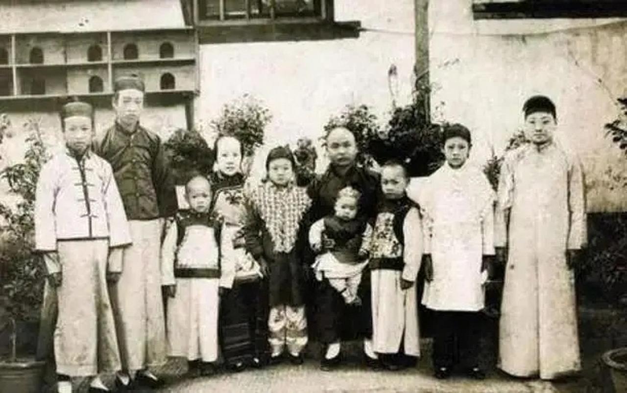 1919年的春天，西湖边来了个老头儿。

他坐在租来的船上，手杖搭在膝头，牙齿有