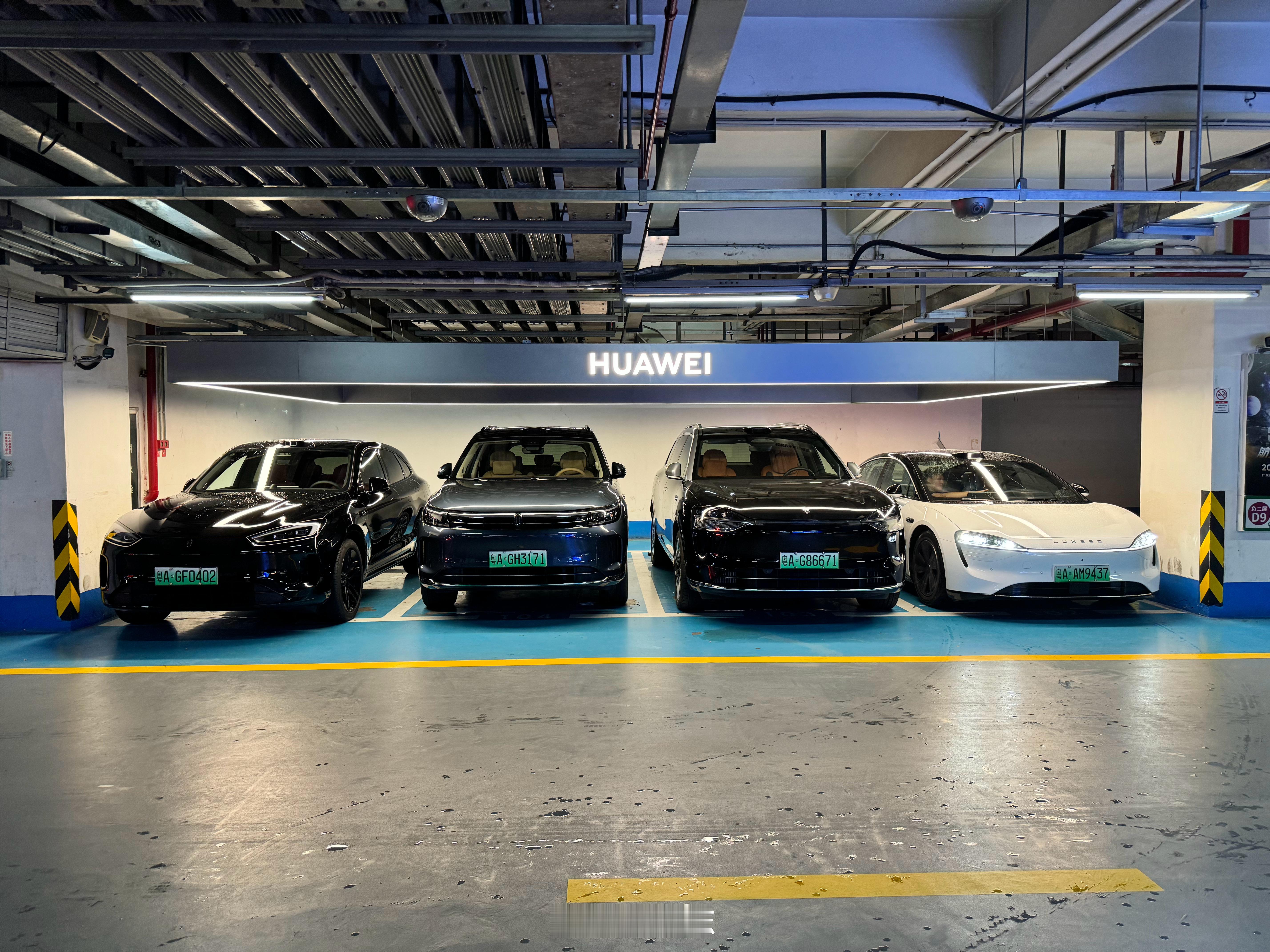 缺个S9，就能拍个全家福[吃瓜][吃瓜]非要选一台，你选谁？[馋嘴]#问界##智