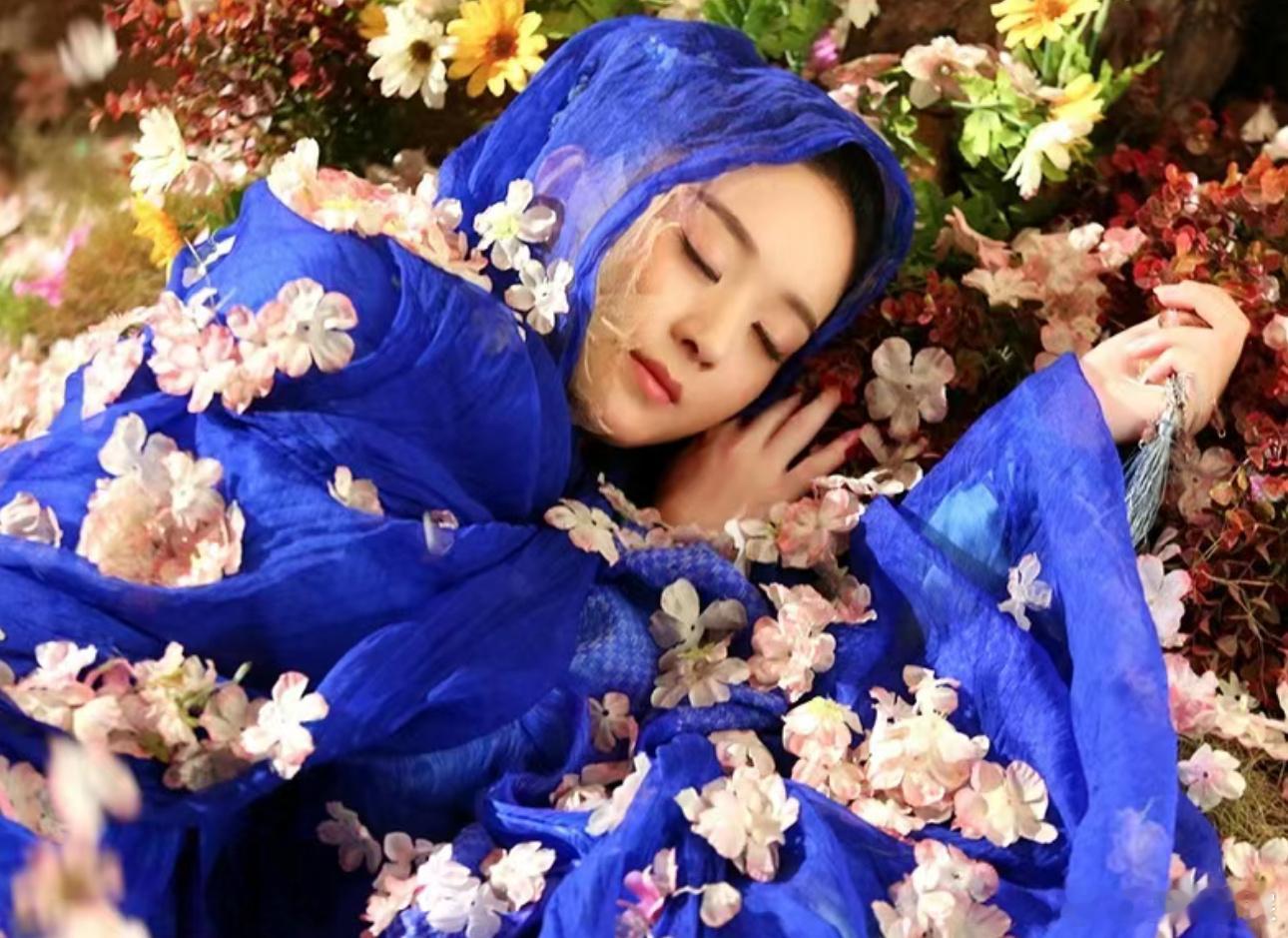 #墨雨云间运镜vs花千骨运镜#同样是倒在花里，墨雨云间运镜vs花千骨运镜的差距?