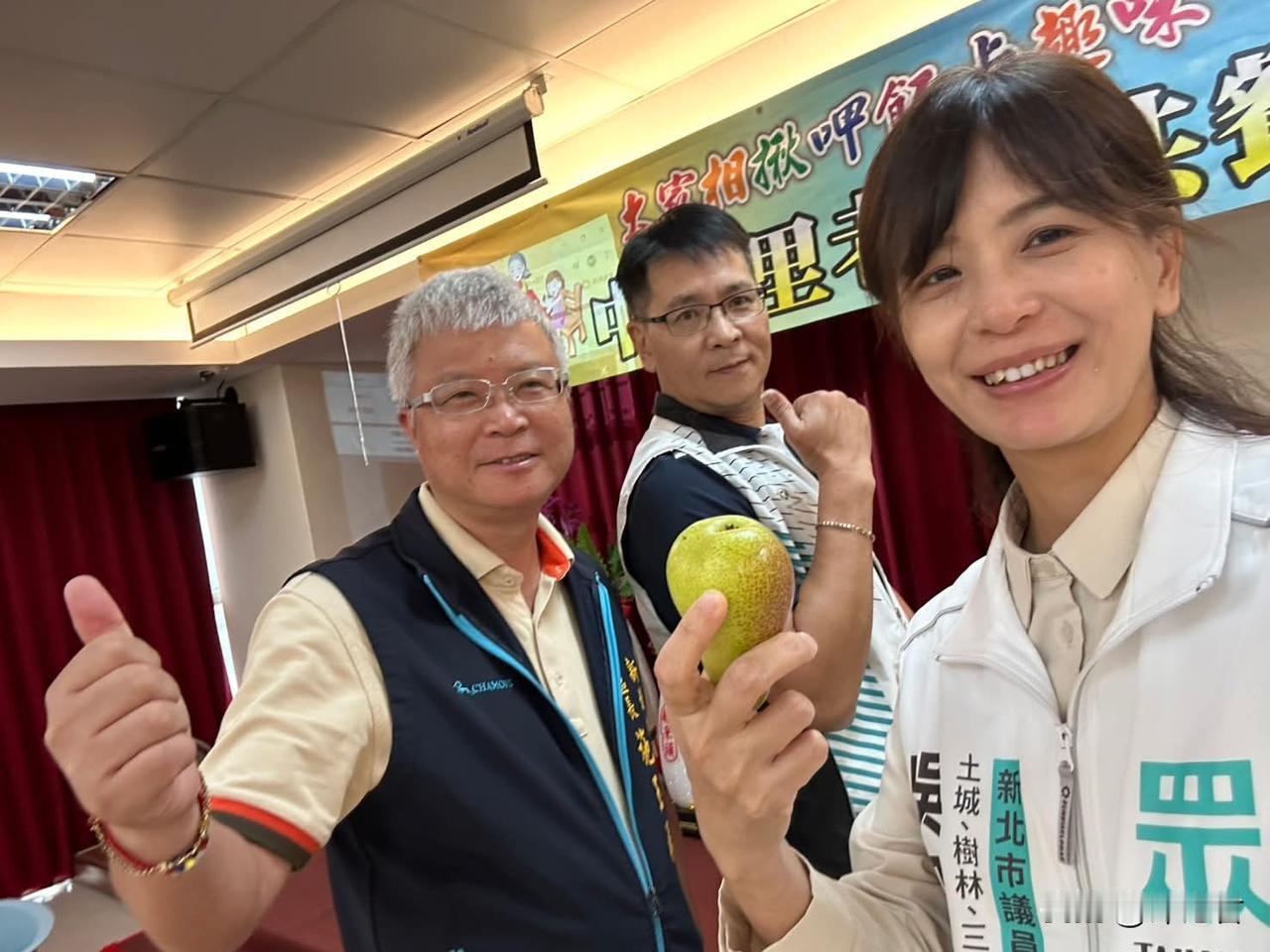 台湾民众党新北市议员参选人吴亚伦：今天到三峡中正和大家一起共餐☀️ 看到长辈们开