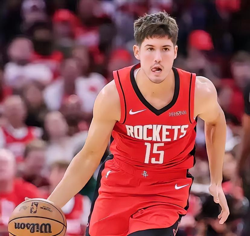 谢泼德已成火箭巨头了。
半场结束，雄鹿44-54落后火箭，谢泼德表现极其出色，谢