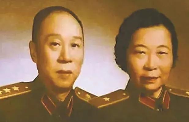 1955年，全军首次授衔大典在中南海隆重举行，在千余位开国将帅之中，仅有一位女性