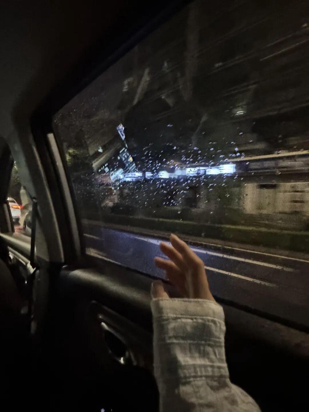 好想休息啊 想想头发该剪了 水乳也见底了 衣服又出新款了 生活的苦和累算什么 没